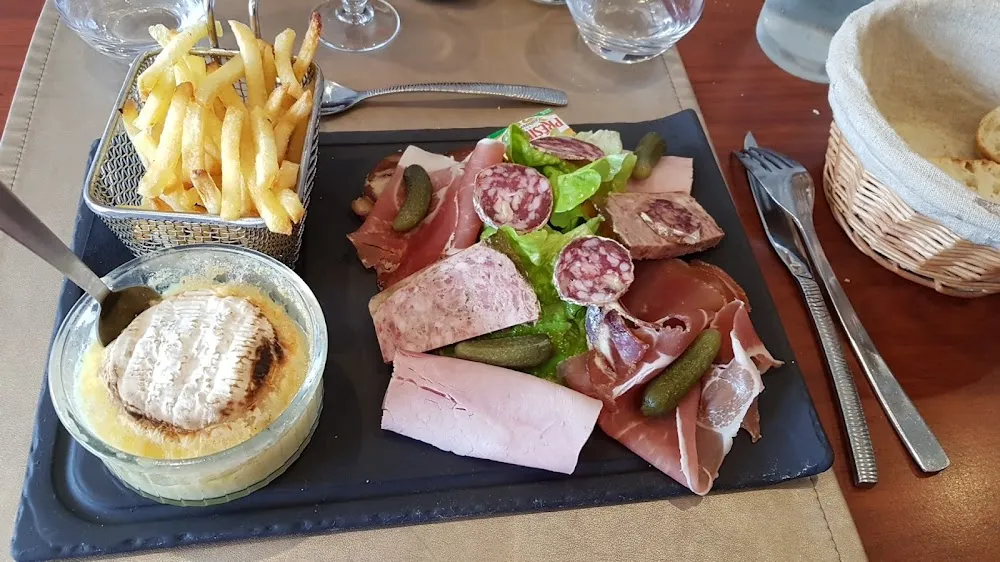 Assiette Charcutière Et Camembert Rôti